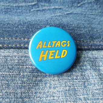 Ansteckbutton Alltagsheld auf Jeans